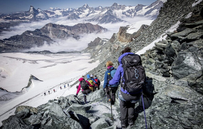 瑞士阿拉灵峰上可见一批登山者。网上图片
