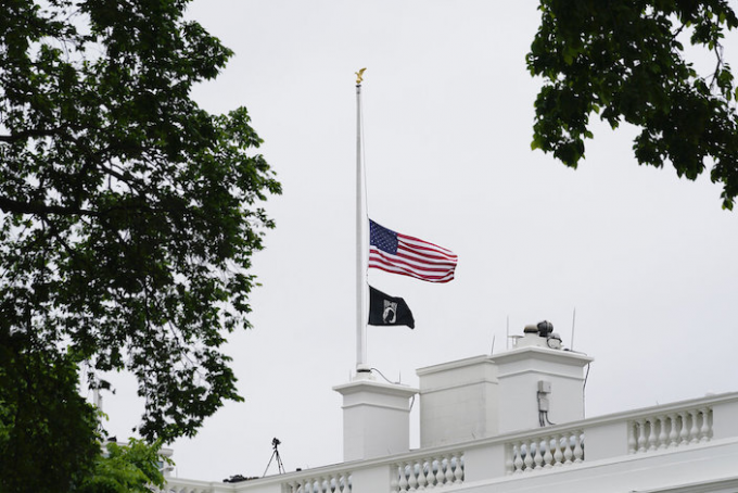 美国白宫宣布美国死于新冠病毒的人数超过100万，美国及其属地上所有悬挂美国国旗的地方应降半旗，直至5月16日日落。AP图片