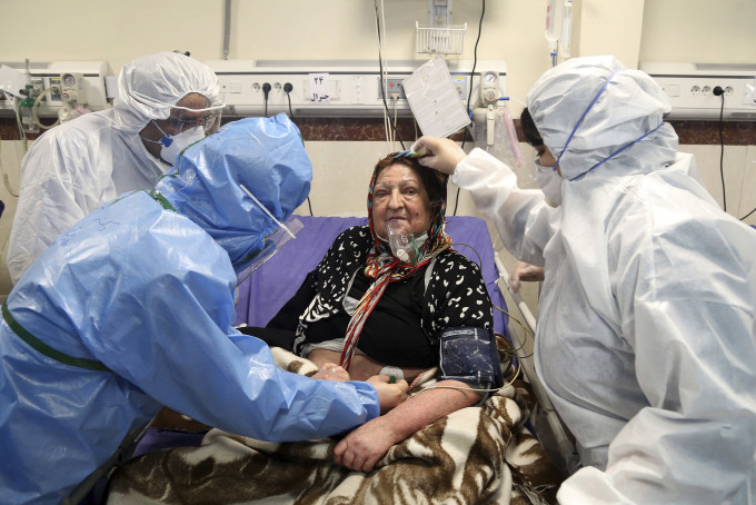 伊朗醫護人員正治療新冠肺炎病人。 AP