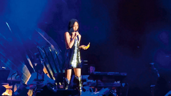 泰妍带埋今期至爱的香蕉上台，获fans大赞俏皮可爱。
