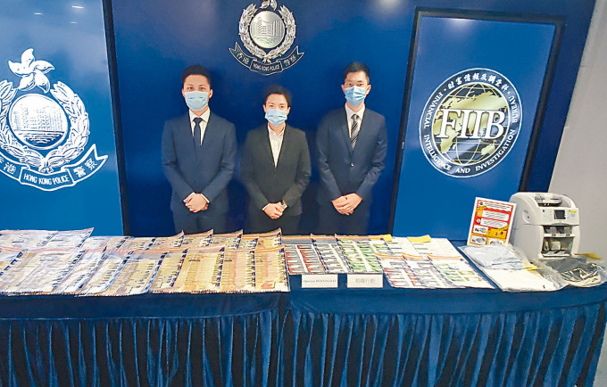 署理警司鄧凱彤（中）及署理總督察陳學麟（左）講述案情及展示證物。