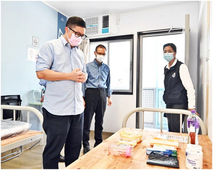 鄧炳強了解竹篙灣檢疫中心內的檢疫設施。
