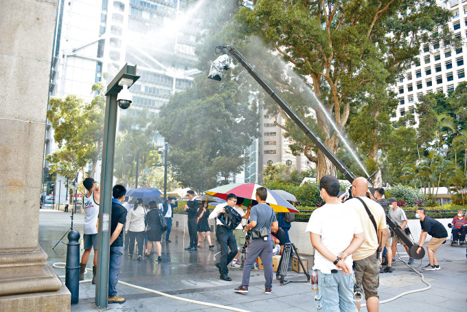 連同幕後及臨時演員近三十人，就只是為配合一場雨中等人戲。