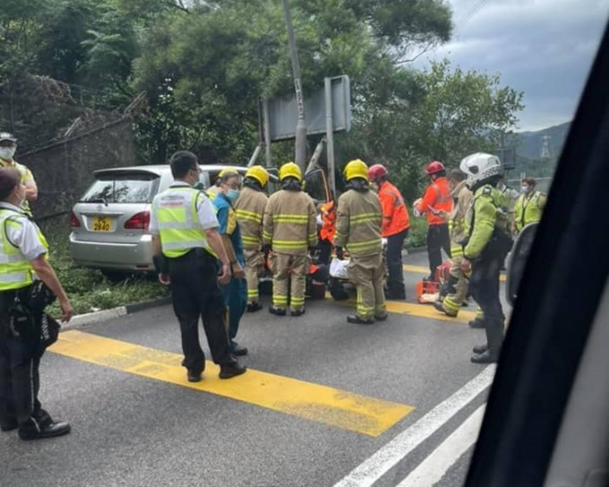 大批消防員到場，救護及警員到場。fb「馬路的事 (即時交通資訊台)」 網民Bosco Chu