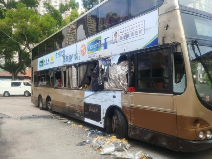 涉事一輛巴士撞後，多個車窗碎裂，玻璃碎散滿一地。 小心駕駛FB網民Inochi Hime圖