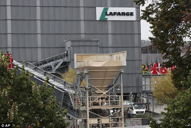 巴黎一座水泥厂的货车发现汽油容器。AP