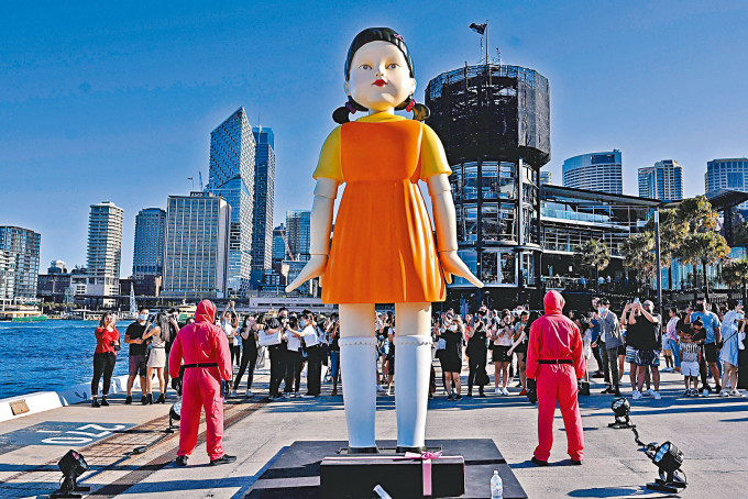 擺放在澳洲雪梨一具四米半高的《魷魚遊戲》木頭人娃娃複製品，吸引遊人觀賞。