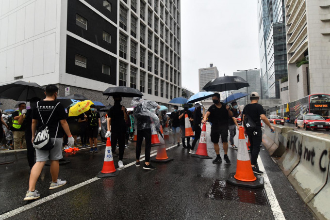 示威者堵塞马路。资料图片