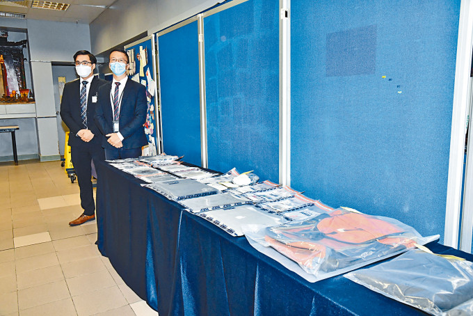 總督察潘兆鏗（右）及李嘉偉督察（左）講述案情，並展示手機及平板電腦等證物。