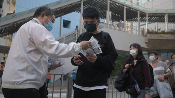民政事務總署向黃大仙居民免費派發新冠肺炎快速測試套裝。
