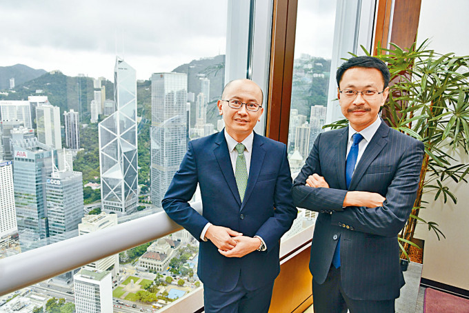 金管局助理總裁（銀行政策）何漢傑（左）；助理總裁（銀行監理）陳景宏（右）。