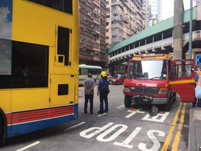 巴士與消防車相撞。突發事故報料區網民Leo Kong‎圖片