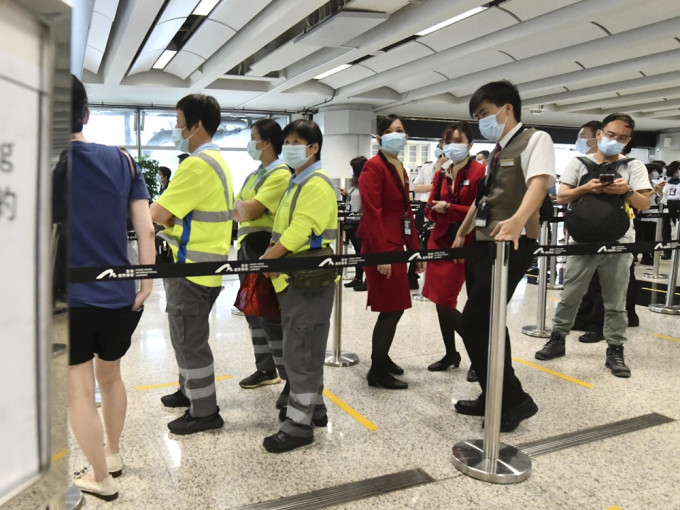 一名机场搬运工涉染变种病毒，其所属公司新翔指患者与机组及乘客无直接接触。资料图片
