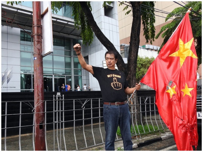 卡波奈在中國領事館前焚五星旗。網圖