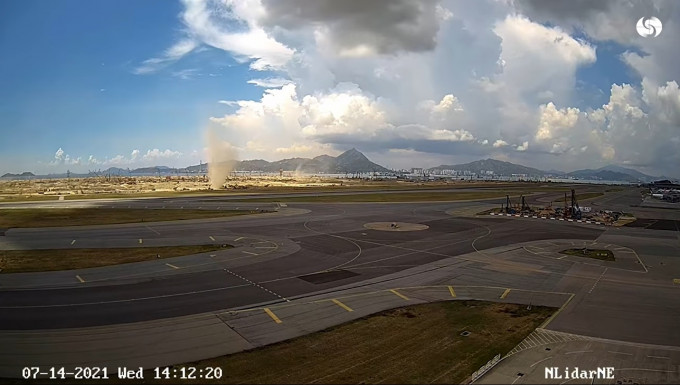 今年7月天文台位于机场的摄影机拍到当时的尘卷风。FB图片