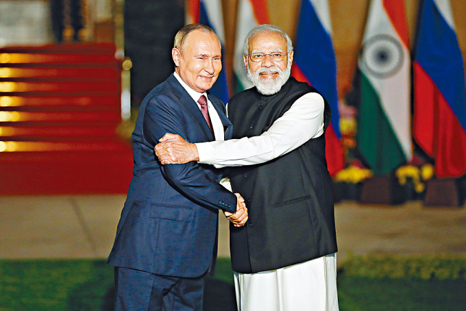普京周一在新德里与印度总理莫迪会面。