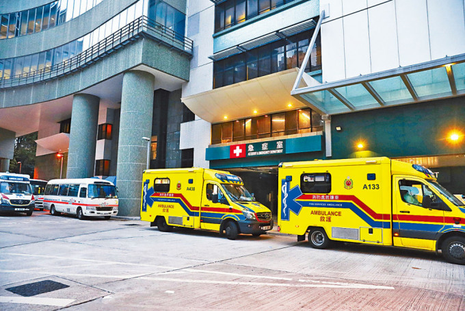 本港在爆發新冠疫情首年，公立醫院總住院人數顯著下降。