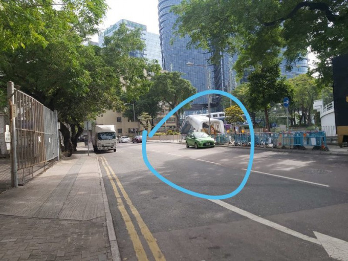 綠色私家車停泊超過1年無移走。香港討論區網民ryan111111圖片