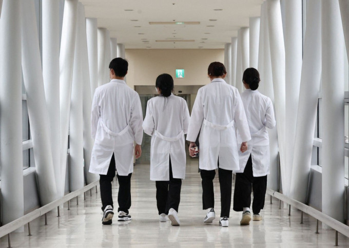 南韩医生工潮中拒绝复工医生，下周起将被停牌3个月。