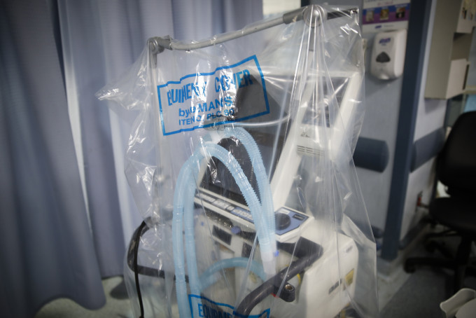 新冠肺炎疫情肆虐全球，救治重症者用的呼吸機需求大增。AP圖