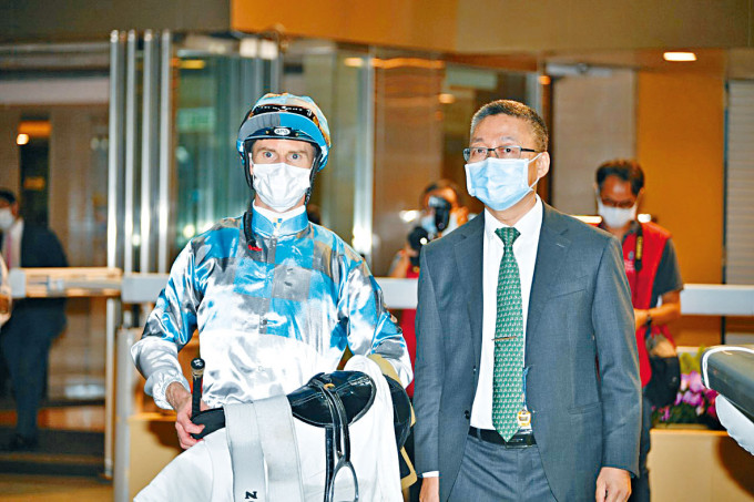 吕健威昨晚凭「勇创派对」和「欢欣福星」（上图绿衫）起孖，后驹更夺得日本中央竞马会锦标。