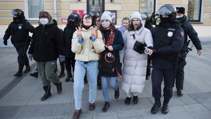 俄羅斯反戰示威持續， 近6000人被捕。AP