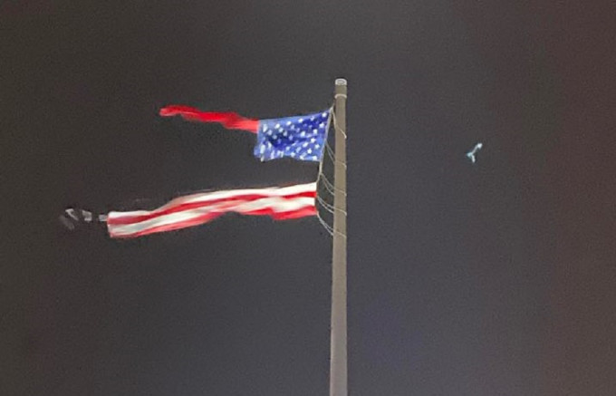 世界上最大的自由悬挂式美国国旗，被雷雨撕成两半。网上图片