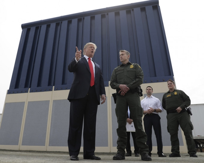 特朗普建議在美、墨邊界沿線興建一道石屎圍牆。AP