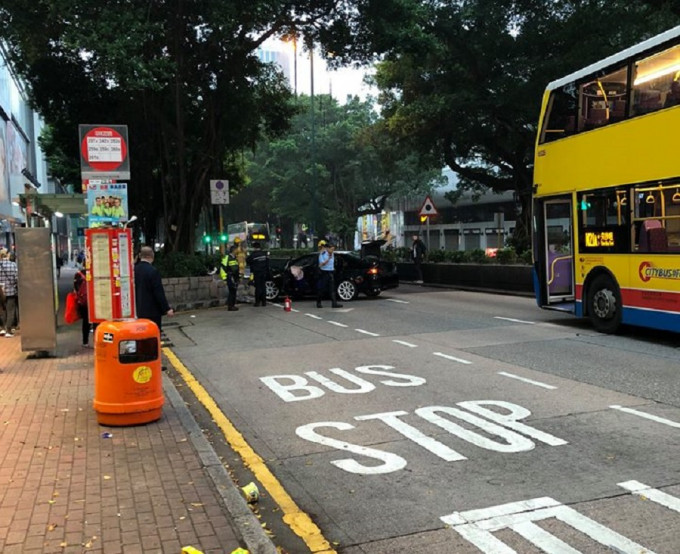 私家車失事橫臥路面。網民西瓜圖片‎