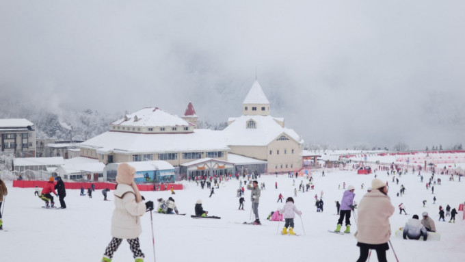 四川峨眉山等多个景区「客满」，图为西岭雪山。 微博图