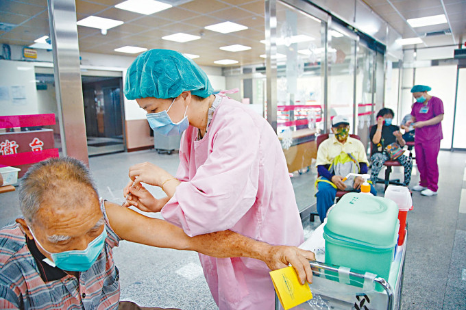 台湾新北市为长者接种疫苗。