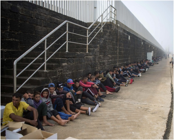 這批難民早前先後被意大利及馬耳他拒絕接收滯留海上多日。 AP
