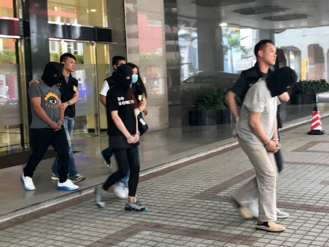 一对香港夫妻及一名澳门男子被捕。