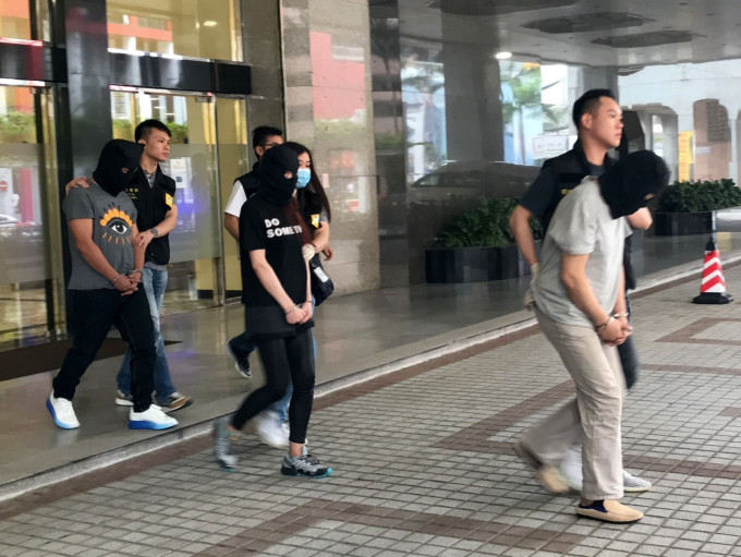 一對香港夫妻及一名澳門男子被捕。