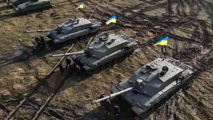 懸掛烏克蘭國旗的挑戰者2坦克。網上圖片