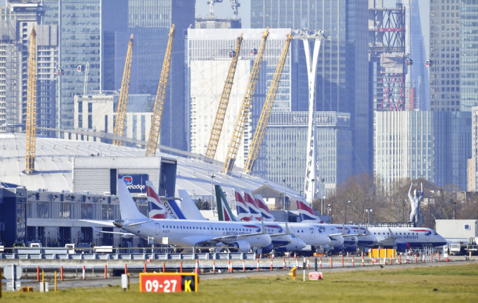 伦敦城市机场261班航班取消。AP图片