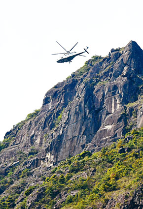 ■直升机在自杀崖一带盘旋搜救。