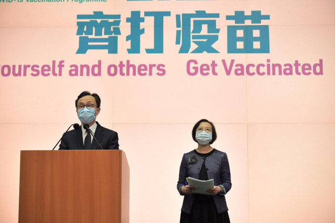 聶德權（左）宣布，由本月16日起，開放多12間社區接種中心為市民接種復必泰疫苗。
右為陳肇始。