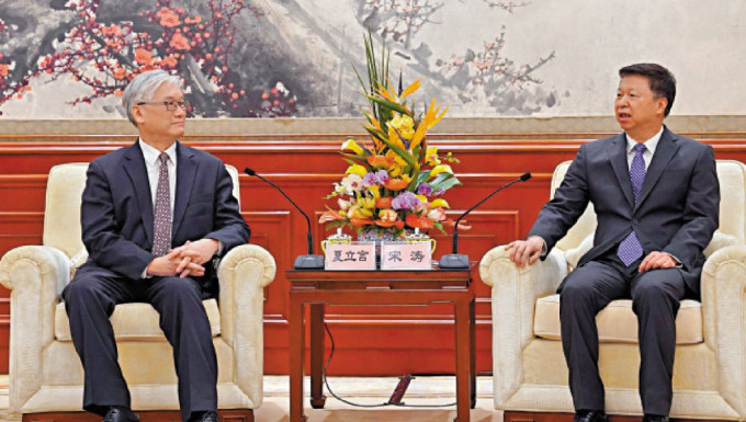 國務院台辦主任宋濤（右）會見國民黨副主席夏立言，雙方強調維護九二共識。 中通社