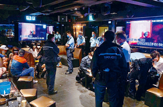 ■警方在涉違規酒吧調查並作出票控。