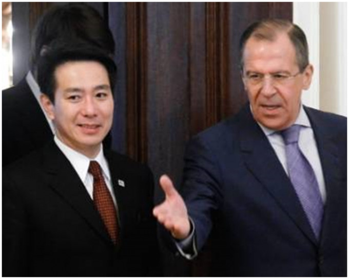 日本外相岸田文雄與俄羅斯外長拉夫羅夫會晤期間，協定舉行今次會議。新華社圖片