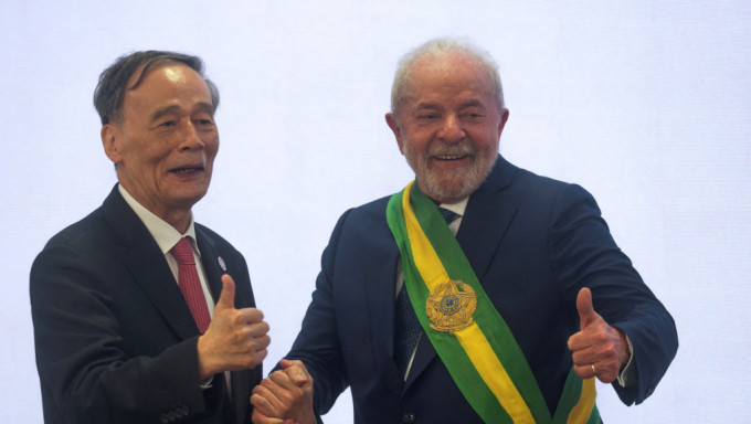 2023年1月1日，时任中国国家副主席王岐山祝贺卢拉（右）就任巴西总统。 路透社