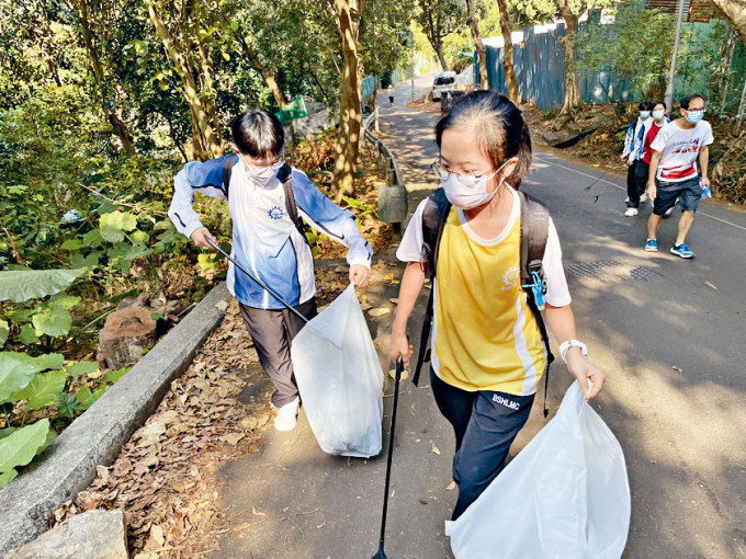 參與「同創共學計畫」試驗計畫的學生，發現青山寺徑上垃圾隨處可見，自發組隊清理。　