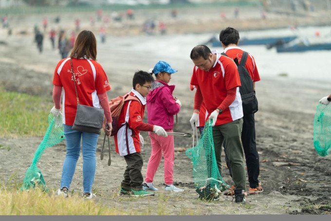200名义工参与屯门龙鼓滩海岸清洁行动。