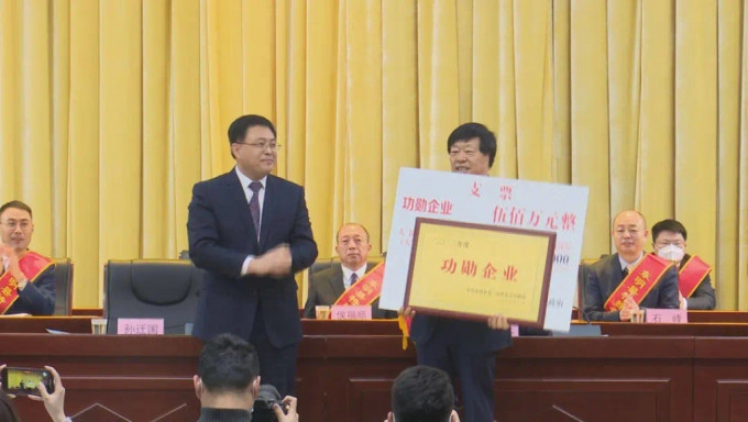 山東省東明縣委、縣政府拿出1000萬元對優秀企業進行表彰獎勵。互聯網