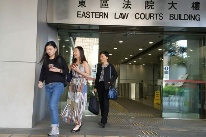 证人军械法证检验主任吴咏贤（右方黑衣女子）。法庭记者摄