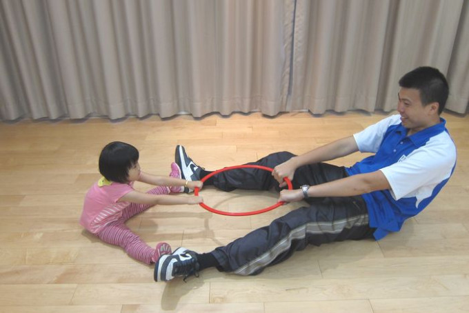 香港幼童的體適能偏弱，因此家長應多與子女在家玩身體協調遊戲，並練習健體運動。