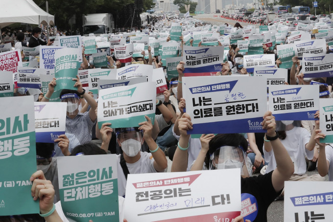 南韓醫生抗議醫學院增收生。AP