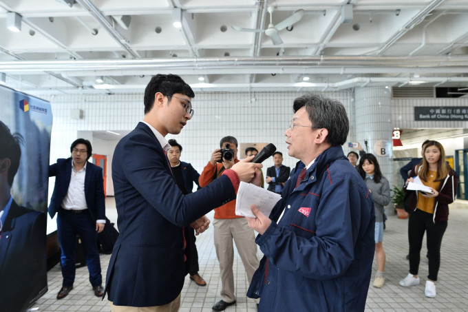 刘頴匡（左）拟城大校园宣布出选新东被职员阻止