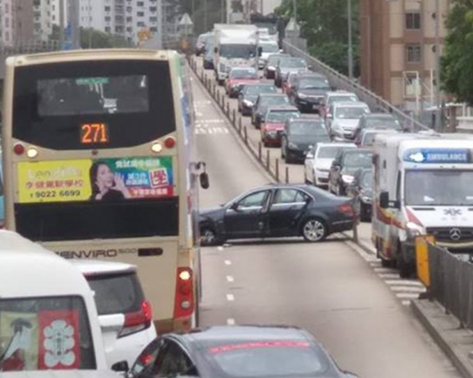 房車橫亘路。fb群組香港突發事故報料區圖片